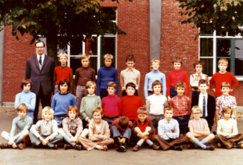 Oscar Kesteleyn met zijn zesde klas in het schooljaar 1973-1974